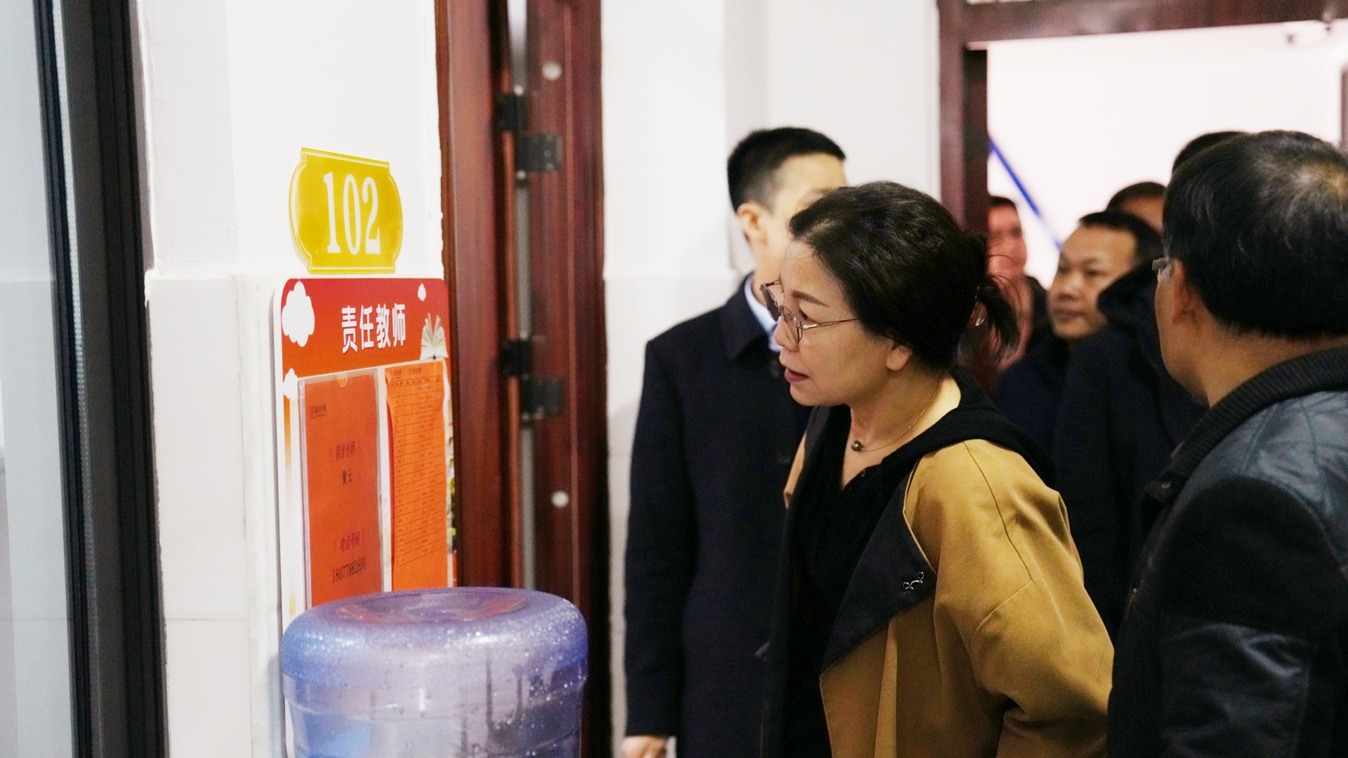 考察組到龍景三小校區托管樓實地參觀2_副本